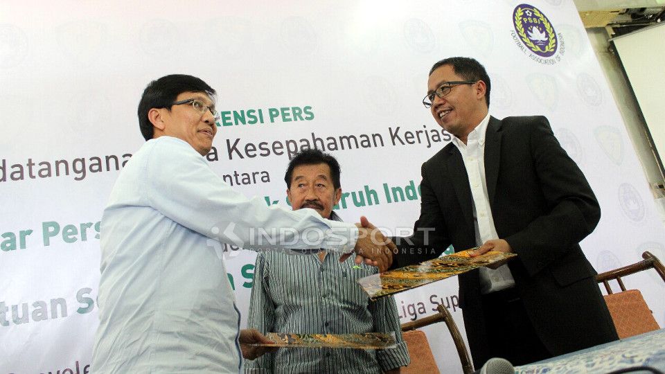 Sekjen PB PASI, Tigor M Tanjung (kiri) dan Sekjen PSSI (Kanan) berjabat tangan usai menandatangani perjanjian kerjasama PSI dan PSSI di Stadion Madya, Senayan, Jakarta Jumat (13/02/15). Copyright: © Herry Ibrahim/INDOSPORT